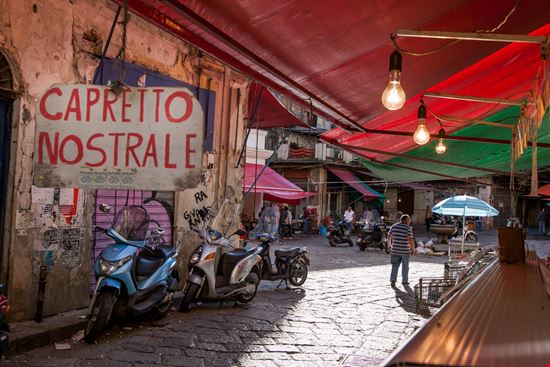 Vuccirìa Vuccirìa robertonencini / Shutterstock.com 