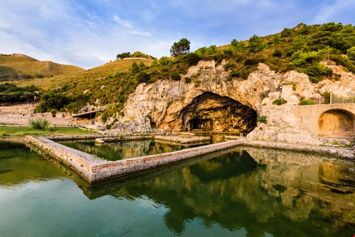 È rimasta segreta fino al 1957: la Grotta di Tiberio, l'antichissima cavità vista mare