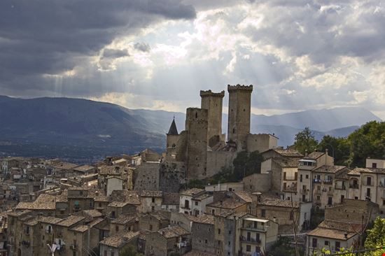 Castello Caldora Castello Caldora edella / Shutterstock.com 