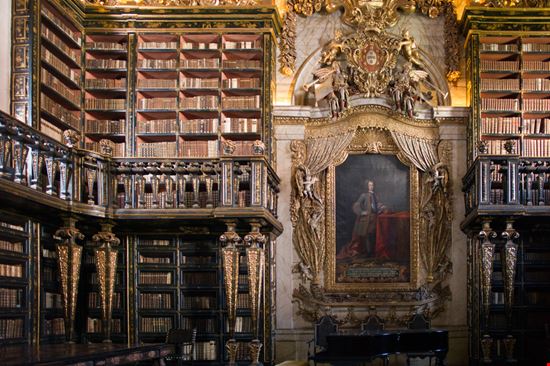 Biblioteca Joanina Biblioteca Joanina gary yim / Shutterstock.com 