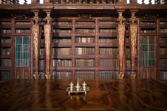 Biblioteca Joanina Biblioteca Joanina gary yim / Shutterstock.com 
