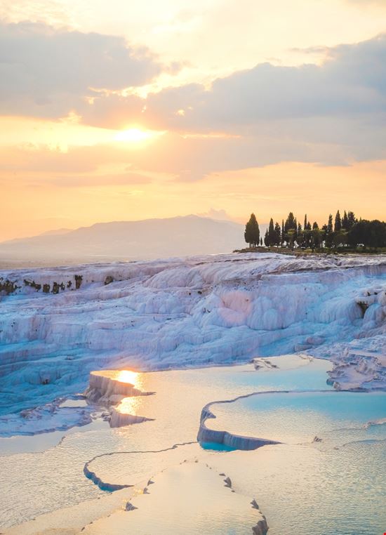 Pamukkale Il castello di cotone in Turchia Shutterstock.com 