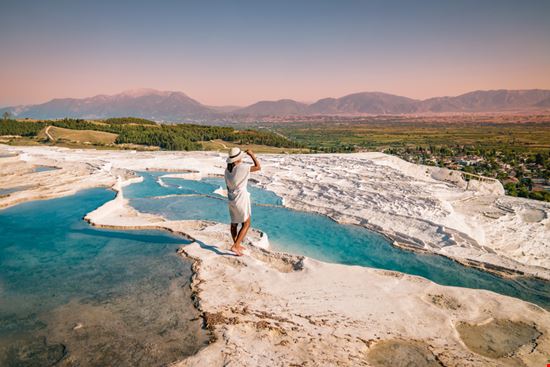 Pamukkale Il castello di cotone in Turchia Shutterstock.com 