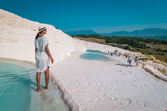 Pamukkale Il castello di cotone in Turchia Shutterstock.com 
