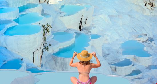 Pamukkale Il castello di cotone in Turchia Shutterstock.com 
