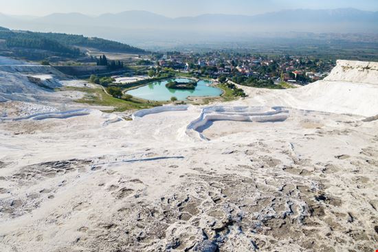 Pamukkale Il castello di cotone in Turchia Shutterstock.com 