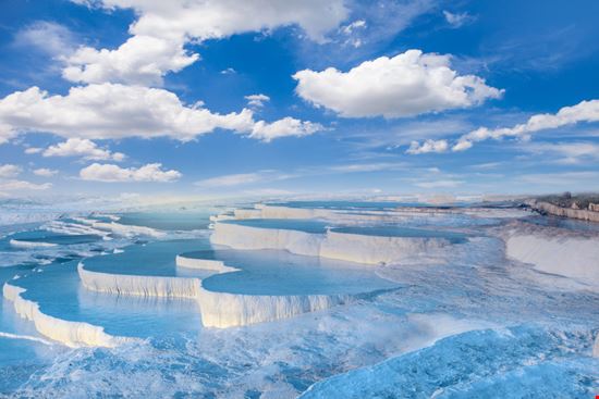 Pamukkale Il castello di cotone in Turchia Shutterstock.com 