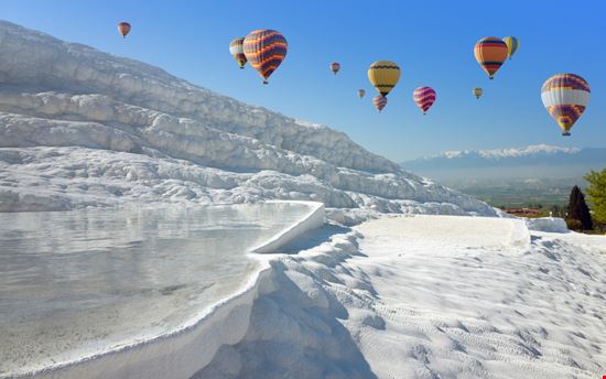 Pamukkale Il castello di cotone in Turchia Shutterstock.com 
