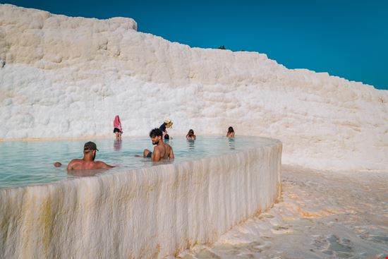 Pamukkale Il castello di cotone in Turchia fokke baarssen / Shutterstock.com 