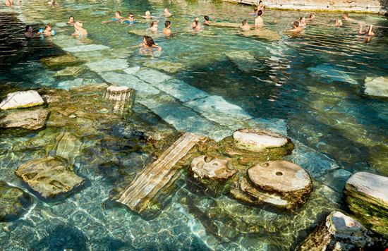 Pamukkale Il castello di cotone in Turchia agean / Shutterstock.com 