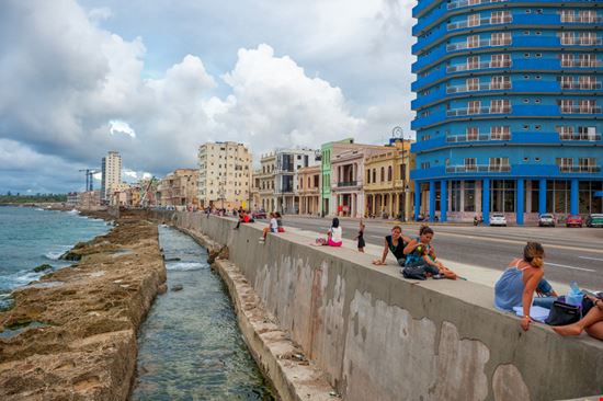 L'Avana Malecón photosounds / Shutterstock.com 