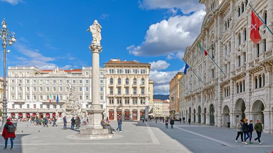 Trieste Piazza Unità d'Italia Baloncici / Shutterstock.com 