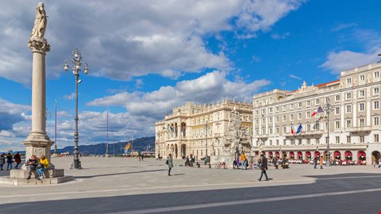 Trieste Piazza Unità d'Italia Baloncici / Shutterstock.com 