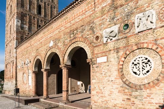 Abbazia di Pomposa Un capolavoro di architettura monastica starmaro / Shutterstock.com 