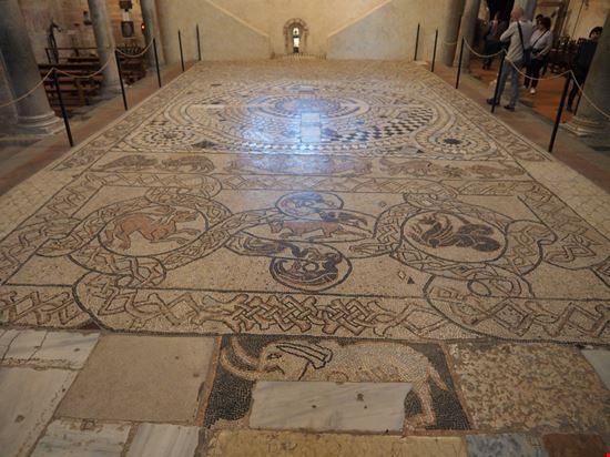 Abbazia di Pomposa Un capolavoro di architettura monastica Gaia Conventi / Shutterstock.com 
