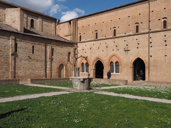 Abbazia di Pomposa Un capolavoro di architettura monastica Gaia Conventi / Shutterstock.com 