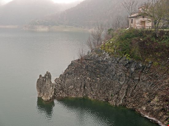 Castel di Tora Lago del Turano Shutterstock.com 