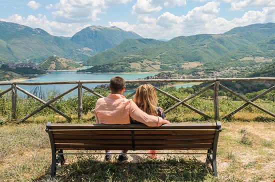 Castel di Tora Lago del Turano Shutterstock.com 