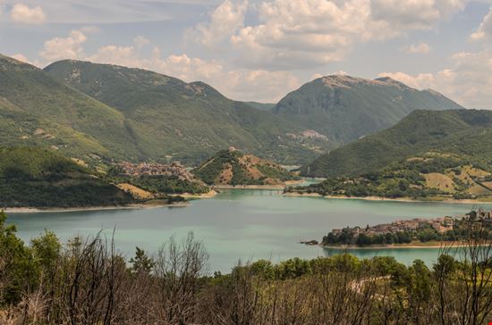 Castel di Tora Lago del Turano Shutterstock.com 
