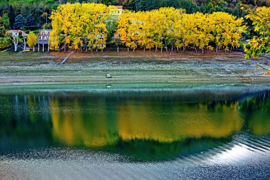 Castel di Tora Lago del Turano Shutterstock.com 