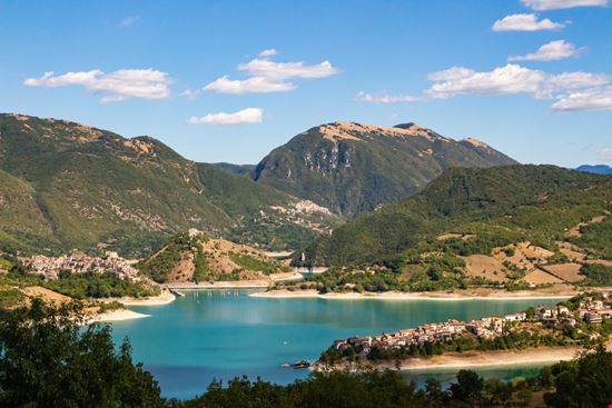 Castel di Tora Lago del Turano Shutterstock.com 
