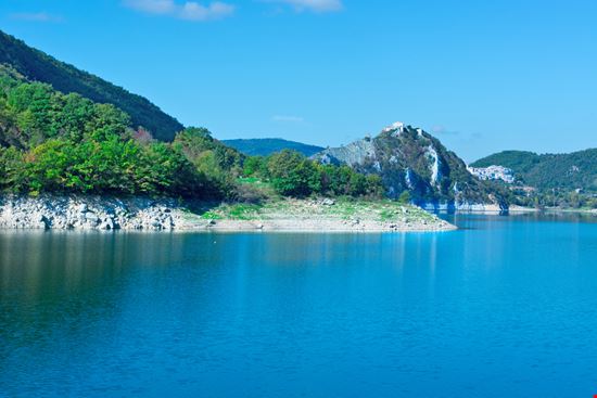 Castel di Tora Lago del Turano hermitis / Shutterstock.com 