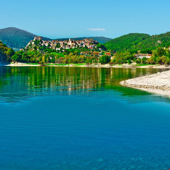 Castel di Tora Lago del Turano hermitis / Shutterstock.com 