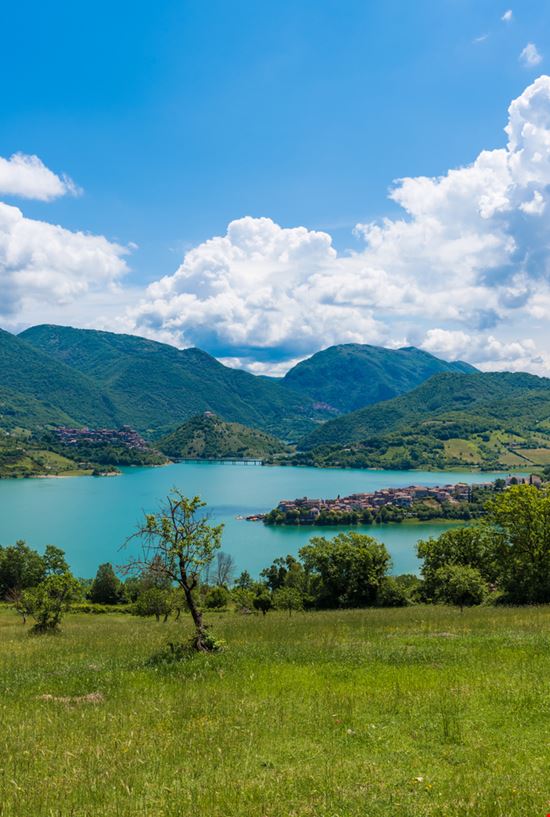 Castel di Tora Lago del Turano Shutterstock.com 