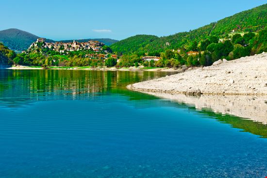Castel di Tora Lago del Turano hermitis / Shutterstock.com 