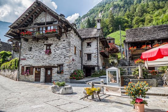 Locarno Valle Verzasca AlePana / Shutterstock.com 