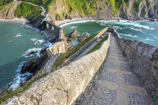 Bermeo San Juan de Gaztelugatxe Shutterstock.com 