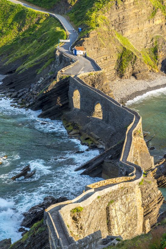 Bermeo San Juan de Gaztelugatxe Shutterstock.com 