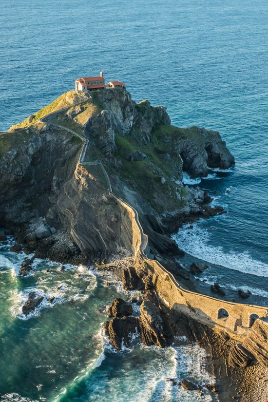 Bermeo San Juan de Gaztelugatxe Shutterstock.com 