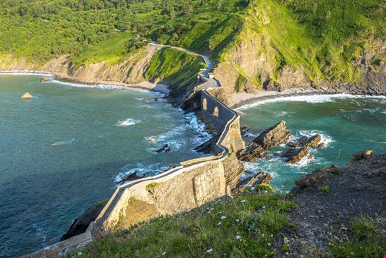 Bermeo San Juan de Gaztelugatxe Shutterstock.com 