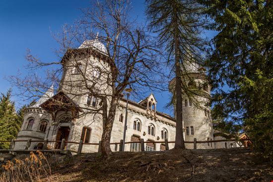 Castel Savoia Castel Savoia ledmark / Shutterstock.com 
