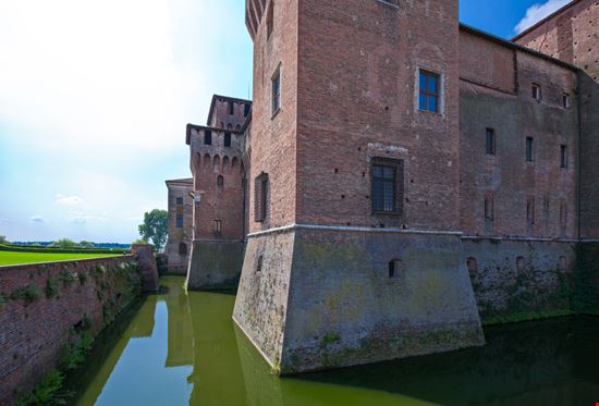 Castello di San Giorgio Castello di San Giorgio Gimas / Shutterstock.com 