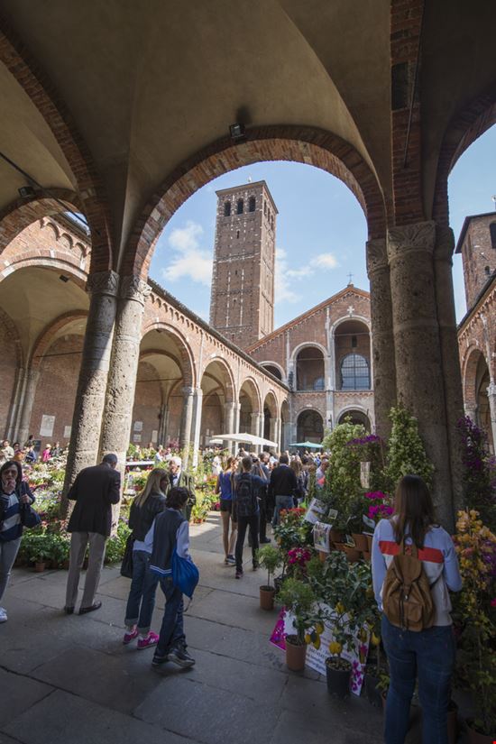 Basilica Sant'Ambrogio Basilica Sant'Ambrogio Arcansel / Shutterstock.com 