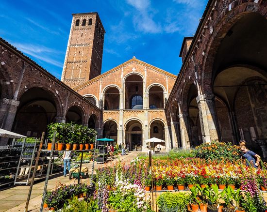 Basilica Sant'Ambrogio Basilica Sant'Ambrogio Claudio Divizia / Shutterstock.com 