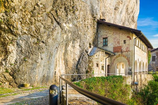 Eremo di Santa Caterina del Sasso Eremo di Santa Caterina del Sasso AleMasche72 - Shutterstock.com AleMasche72