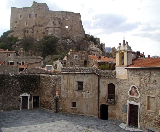 Castelvecchio di Rocca Barbena Castelvecchio di Rocca Barbena crazycolors / Shutterstock.com 