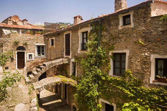 Castelvecchio di Rocca Barbena Castelvecchio di Rocca Barbena pixelshop / Shutterstock.com 