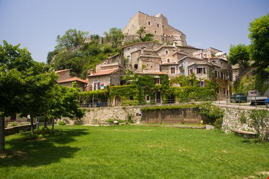 Castelvecchio di Rocca Barbena Castelvecchio di Rocca Barbena pixelshop / Shutterstock.com 