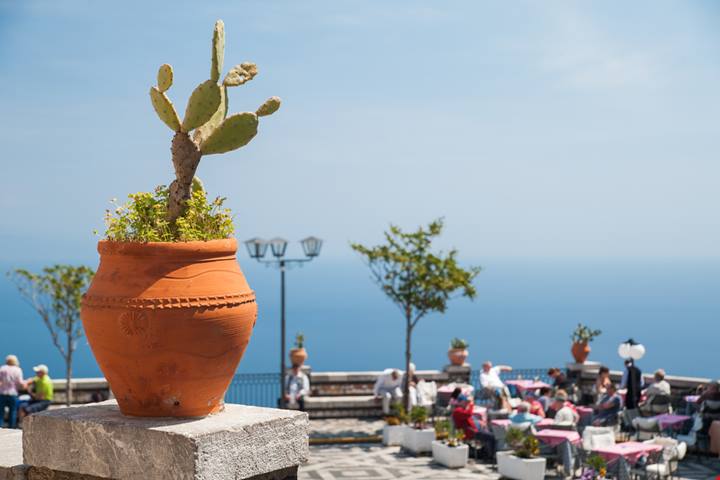 Dall'alto della sua posizione regala viste impressionanti sul mare e non solo: questa piazza d'autore è il vero balcone della Sicilia