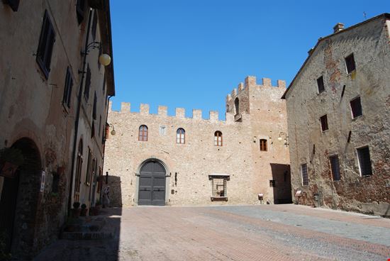 Palazzo Pretorio Palazzo Pretorio Mizio1970 - Shutterstock.com 