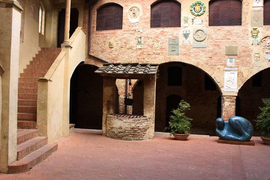 Palazzo Pretorio Palazzo Pretorio Girodiboa - Shutterstock.com 
