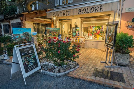 Mougins Mougins Fishman64 / Shutterstock.com 