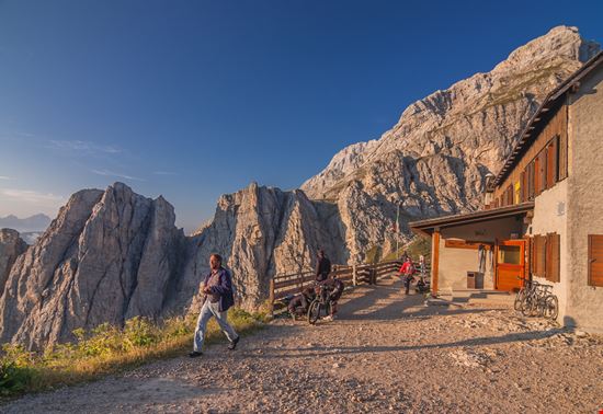 Rifugio Sonino al Coldai Rifugio Sonino al Coldai MoLarjung / Shutterstock.com 