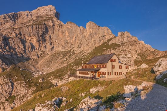 Rifugio Sonino al Coldai Rifugio Sonino al Coldai MoLarjung / Shutterstock.com 