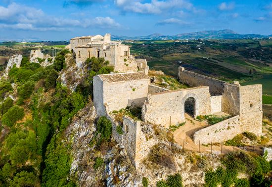 Castello di Calatubo Castello di Calatubo Frederick Millett - Shutterstock.com 