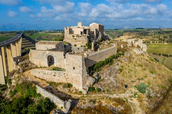 Castello di Calatubo Castello di Calatubo Frederick Millett - Shutterstock.com 
